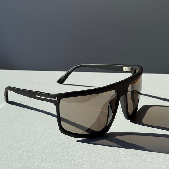 NEW Tom Ford FT1066 Clint Oversized Mask in Black - Picture 2 of 7